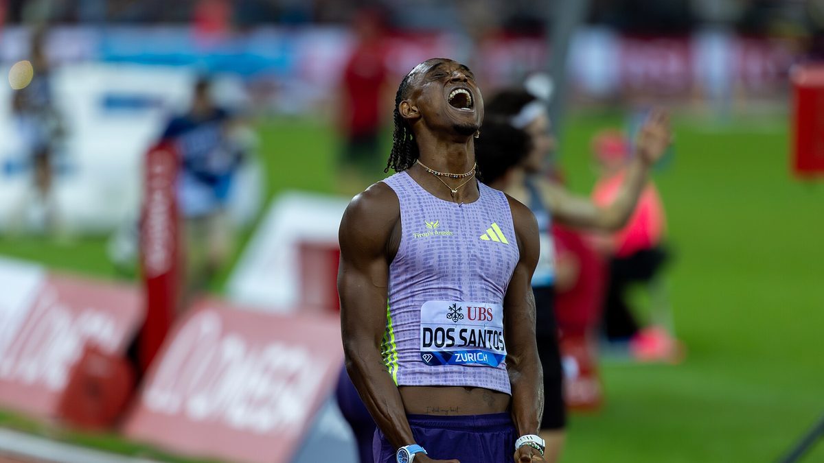 Alison dos Santos comemora o recorde mundial dos 400 metros com barreiras, em Zurique