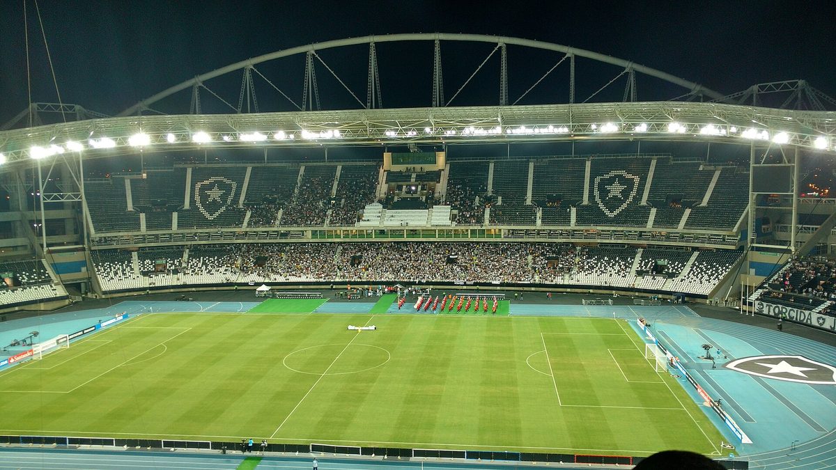 Gramado e arquibancadas do Estádio Nilton Santos iluminado à noite, no Rio de Janeiro