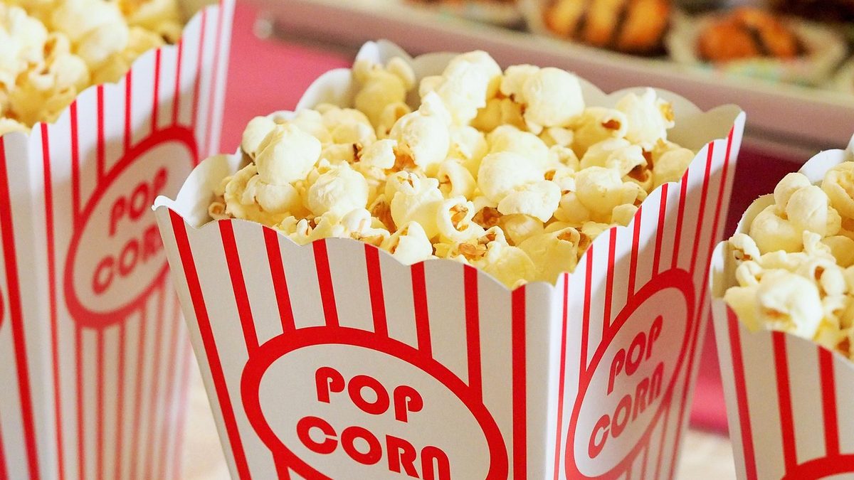 Caixas listradas de pipoca de cinema, em vermelho e branco