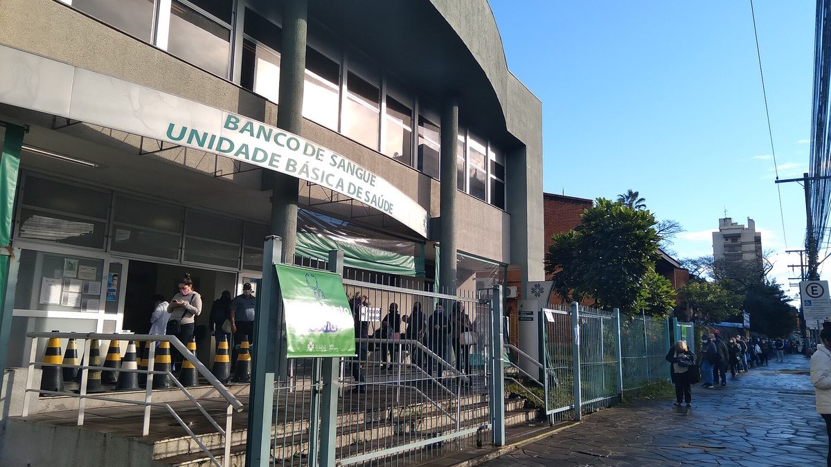 Fila na entrada da Unidade Básica de Saúde Santa Cecília, em Porto Alegre