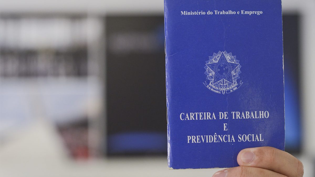 Carteira de Trabalho e Previdência Social nas mãos de um trabalhador